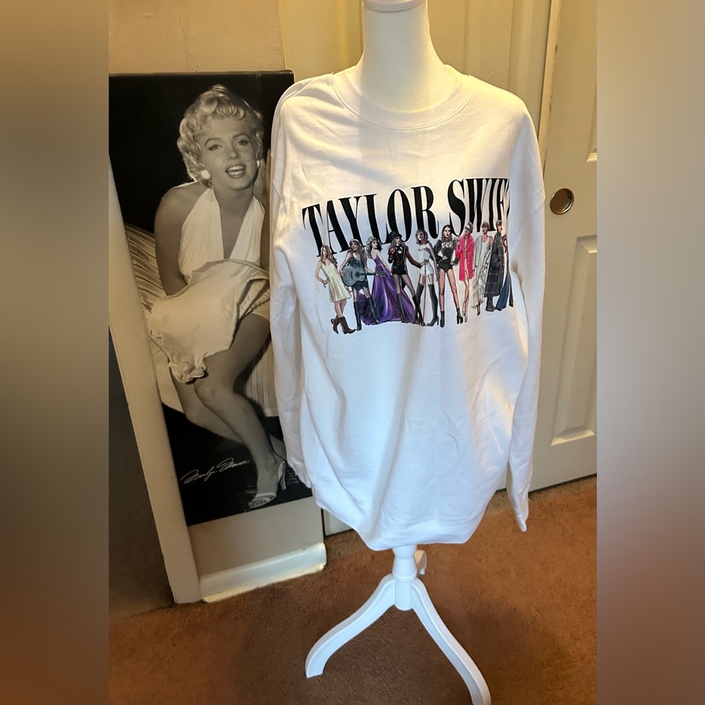 Taylor Swift White MIDNIGHT Sweatshirt.
L (men’s) it’s like a woman’s XL/XXL - Picture 5 of 8